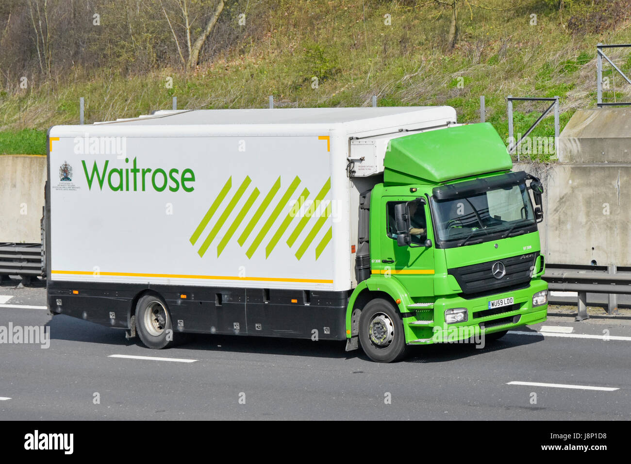 Mercedes Lkw LKW Kette Transportlogistik bietet Verteilung Foodkurier Waitrose Geschäfte English UK Autobahn entlangfahren Stockfoto