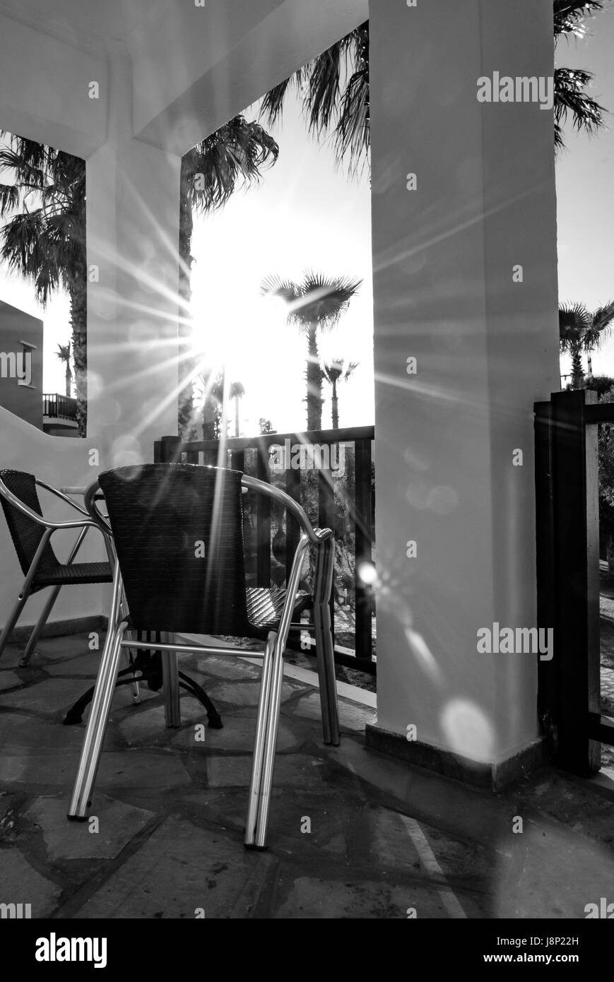 Schwarz-weiß-Fotografie der Sonnenstrahlen am Balkon. Stockfoto