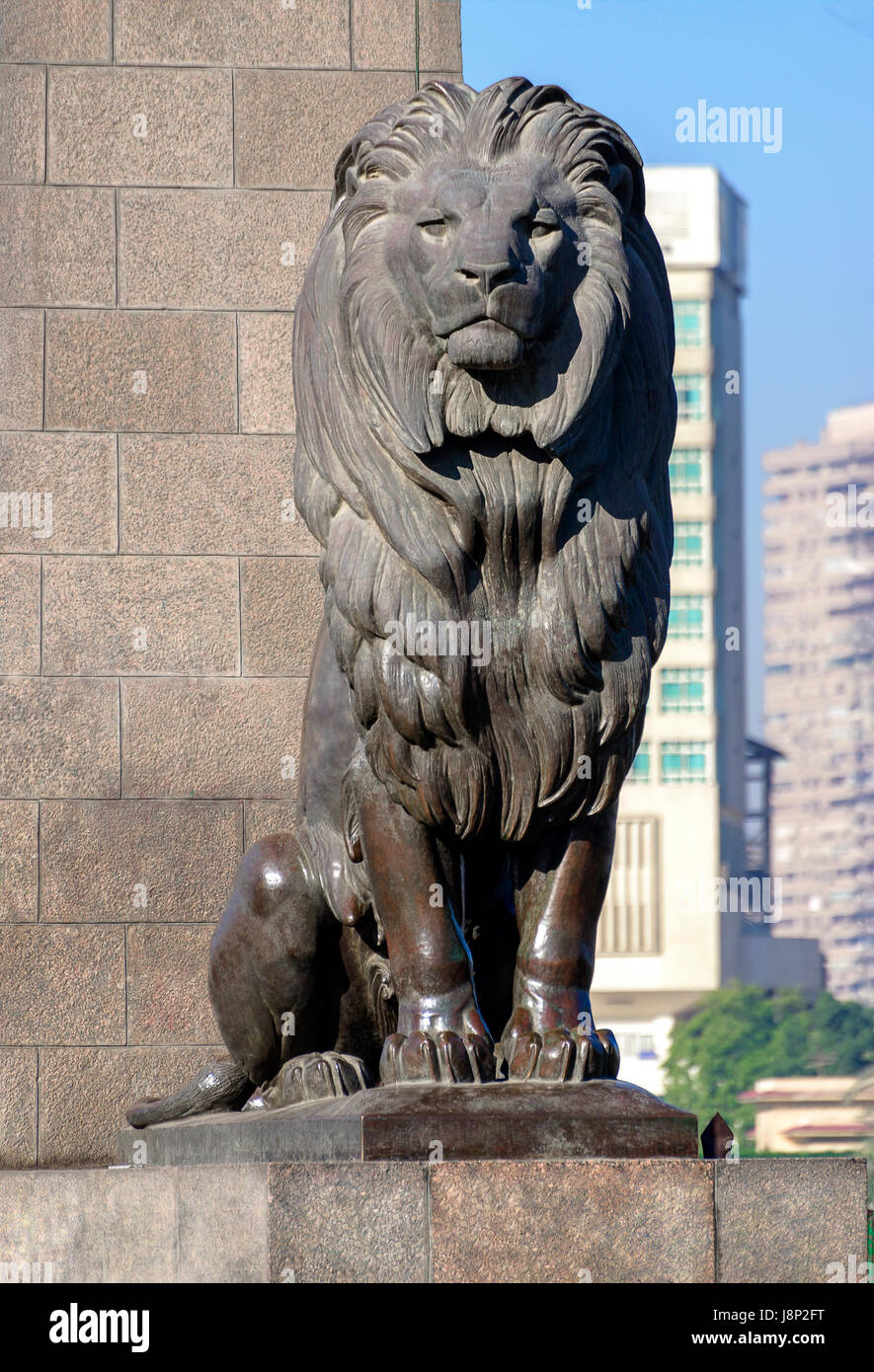 Skulptur von Cairo Kasr El Nil Löwen unter Sonnenlicht Stockfoto