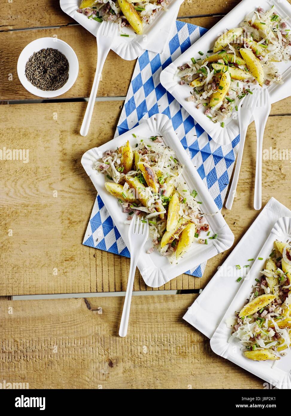 Finger geformte Kartoffelknödel mit Speck Stockfoto