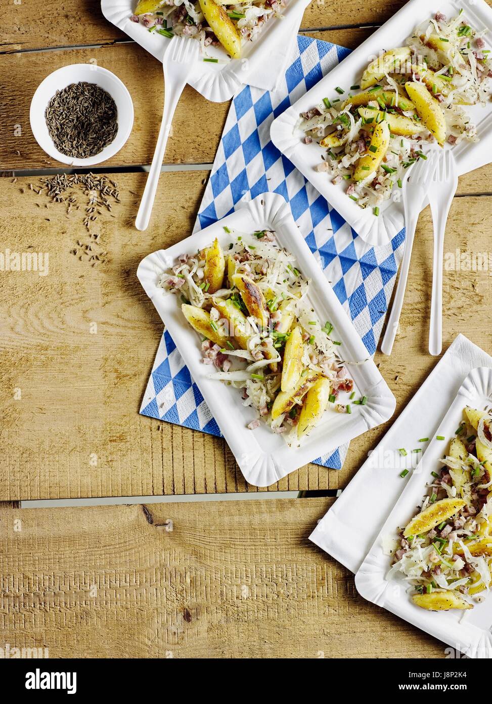 Finger geformte Kartoffelknödel mit Speck Stockfoto
