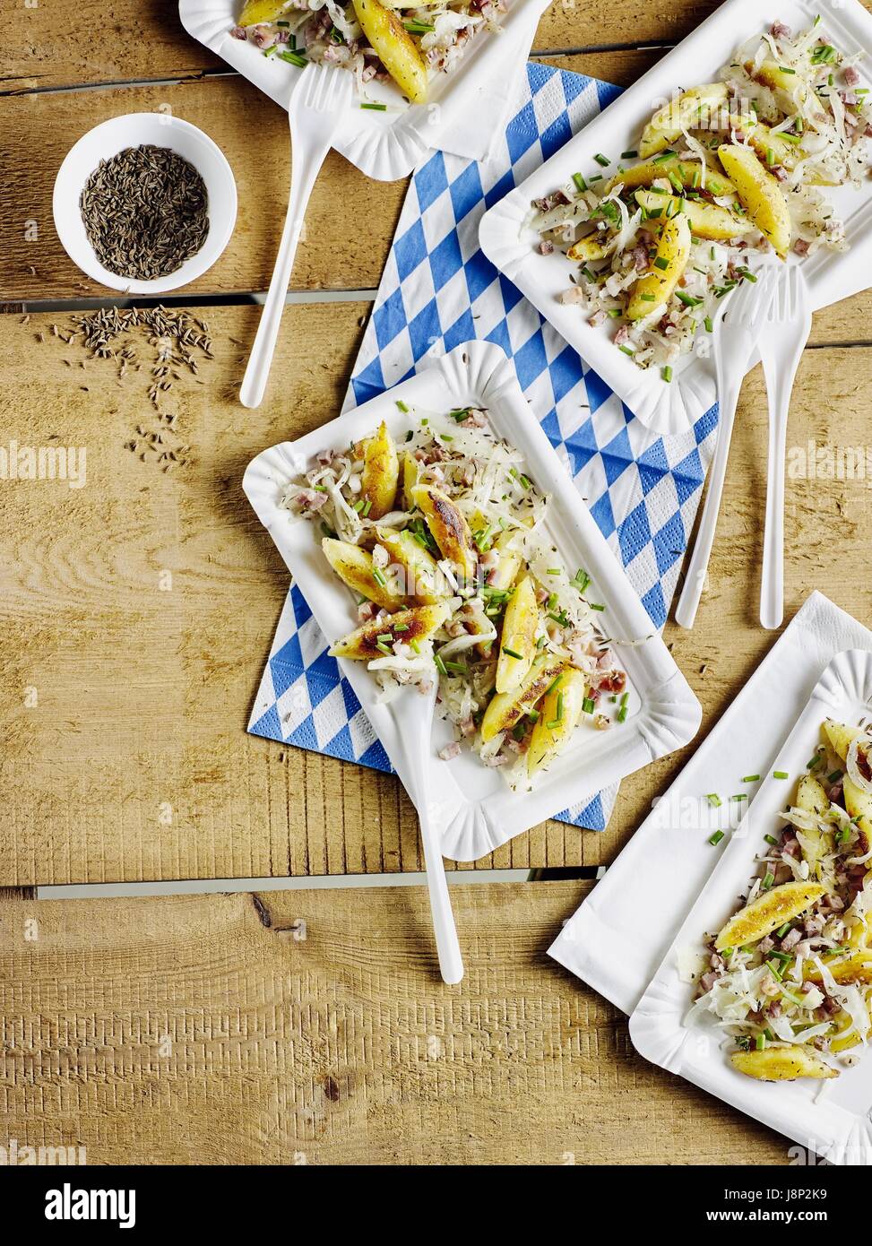 Finger geformte Kartoffelknödel mit Speck Stockfoto