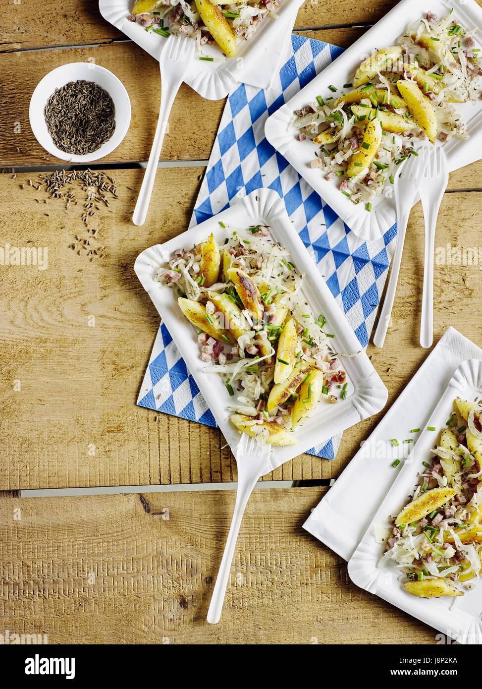 Finger geformte Kartoffelknödel mit Speck Stockfoto