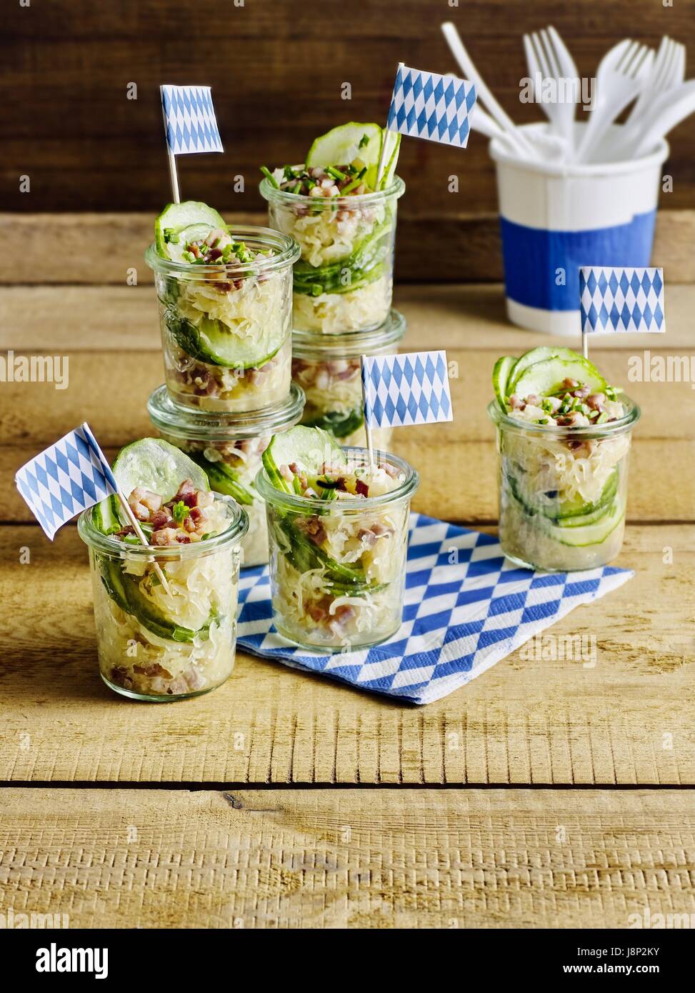 Bayerische Kraut-Salat mit Gurken und Speck Stockfoto
