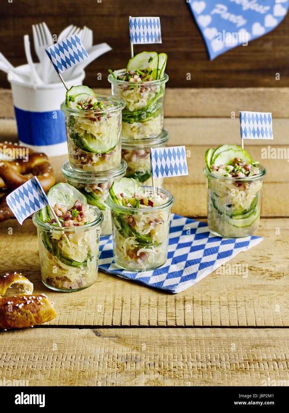 Bayerische Kraut-Salat mit Gurken und Speck Stockfoto