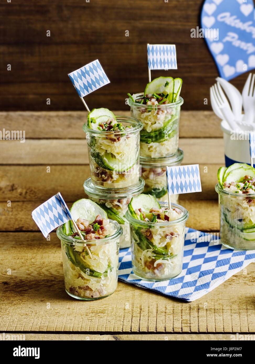 Bayerische Kraut-Salat mit Gurken und Speck Stockfoto