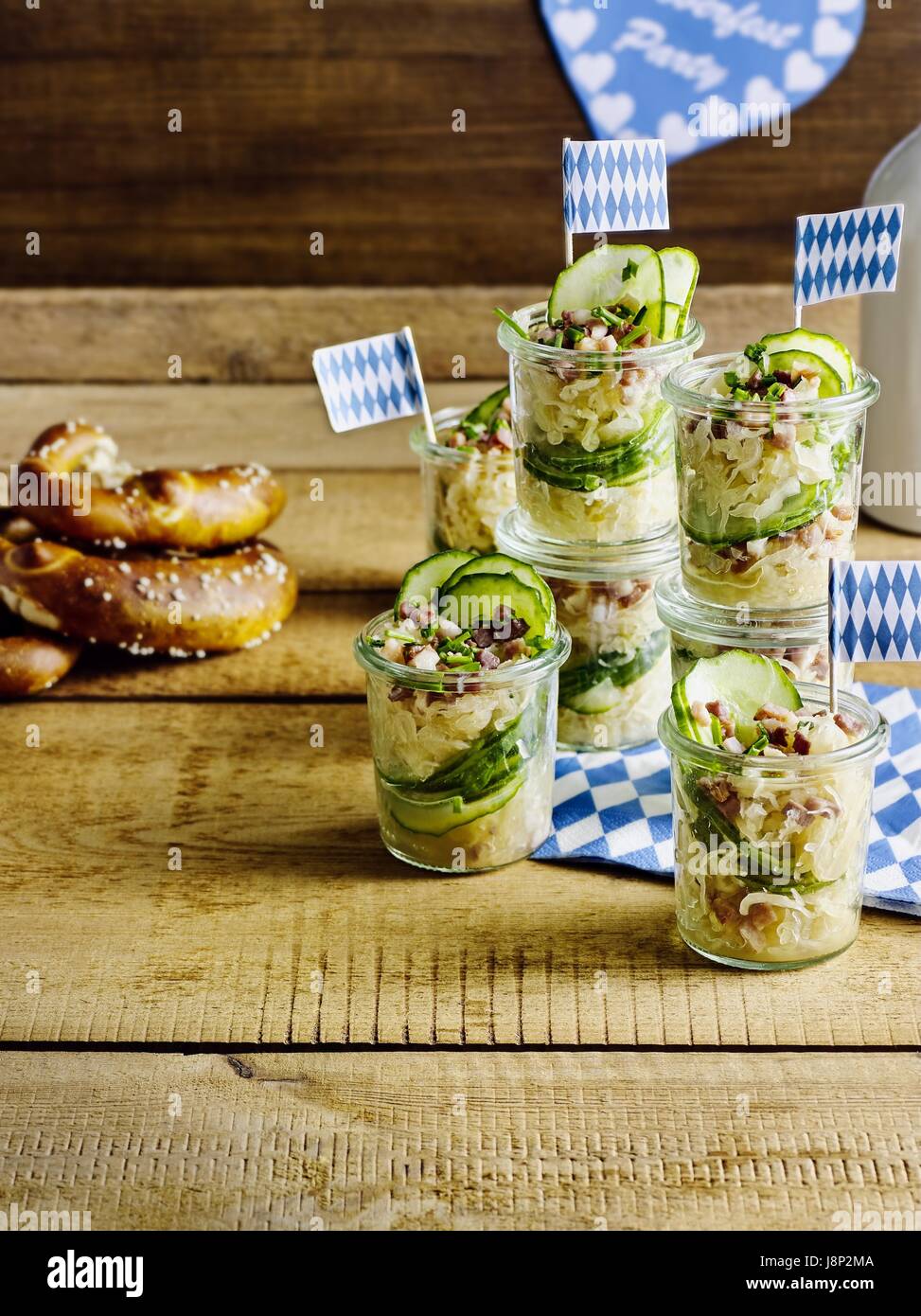 Bayerische Kraut-Salat mit Gurken und Speck Stockfoto