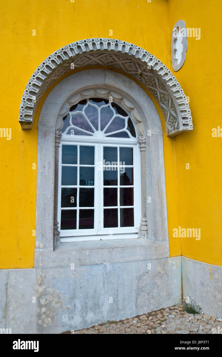 Überdachte Rundbogenfenster im Palacio de Pena, Sintra, Portugal Stockfoto