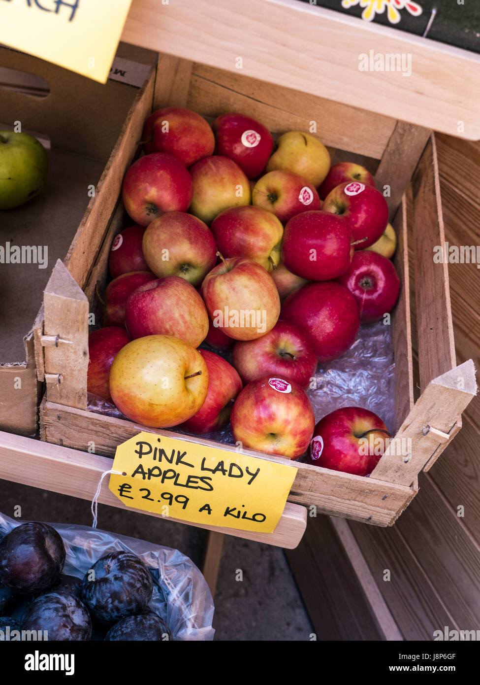 Pink Lady Äpfel in Dorset Kiste auf Anzeige zum Verkauf bei £ 2,99 pro Kilo an einem Dorset Farm Shop UK Stockfoto