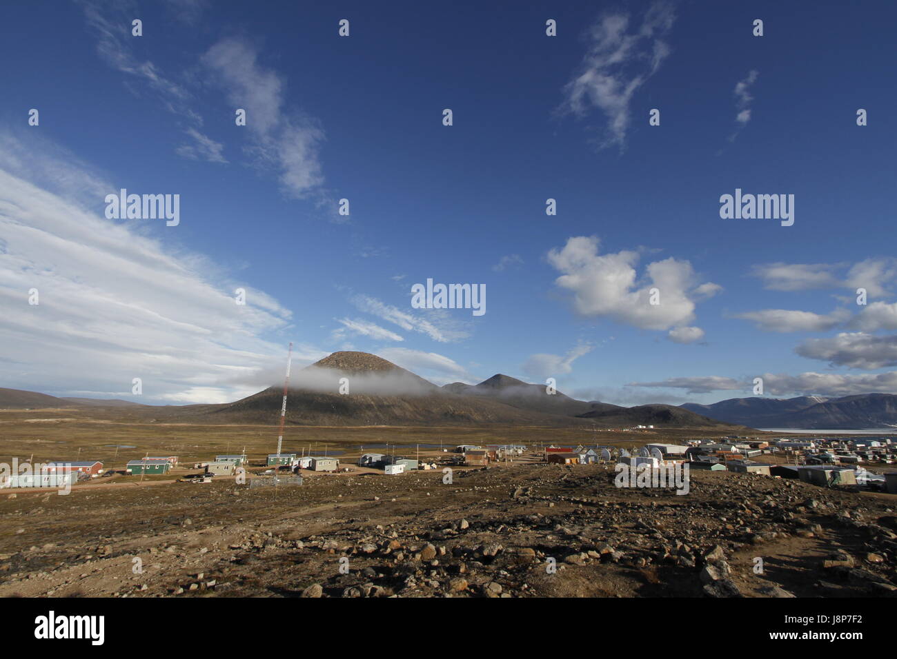 Blick auf die Gemeinschaft der Qikiqtarjuaq mit Blick auf einen Berg im Hintergrund auf Broughton Island, Nunavut, Kanada Stockfoto