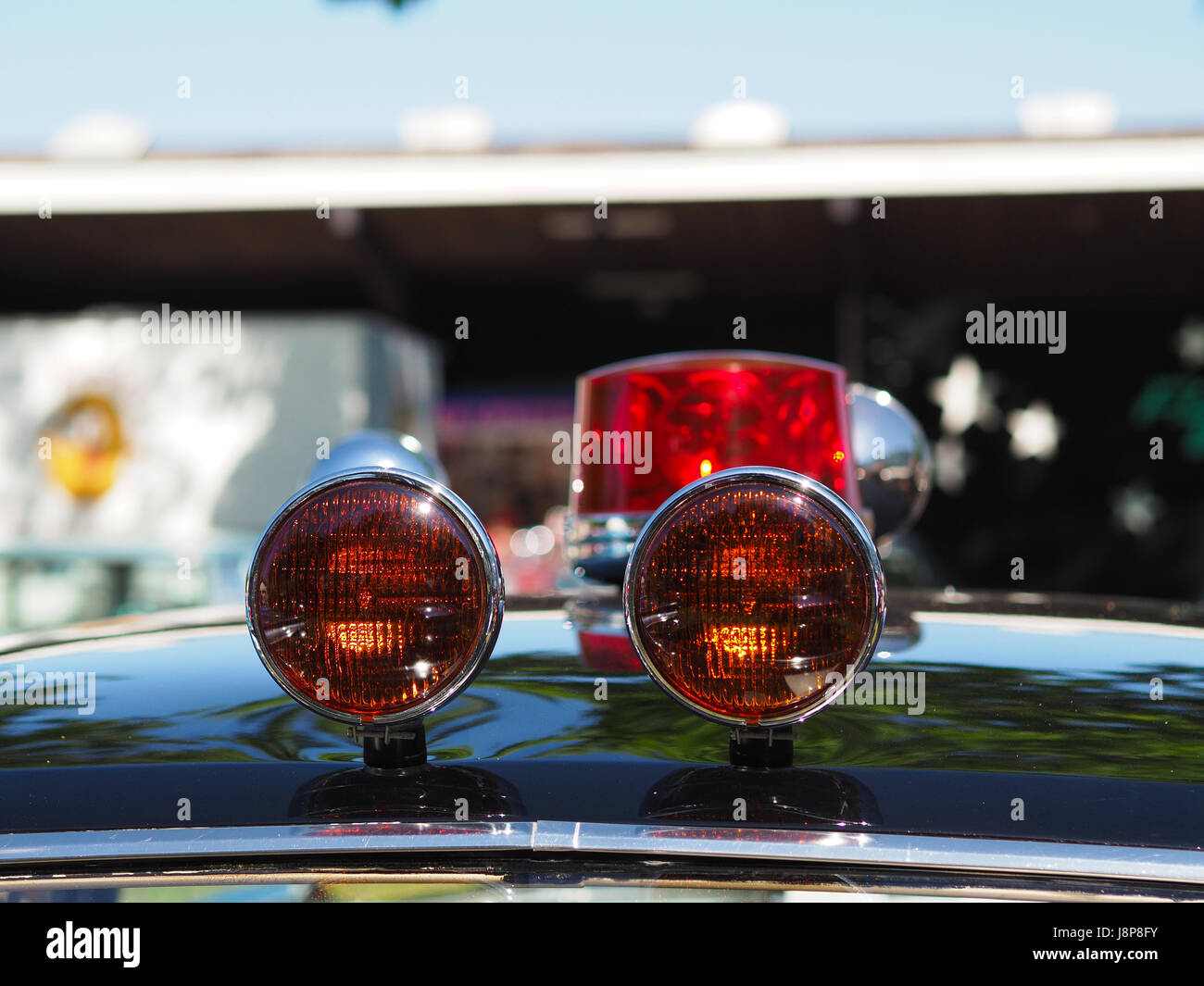 Detail eines Vintage Polizeiautos vor einer großen Lagerhalle Stockfoto