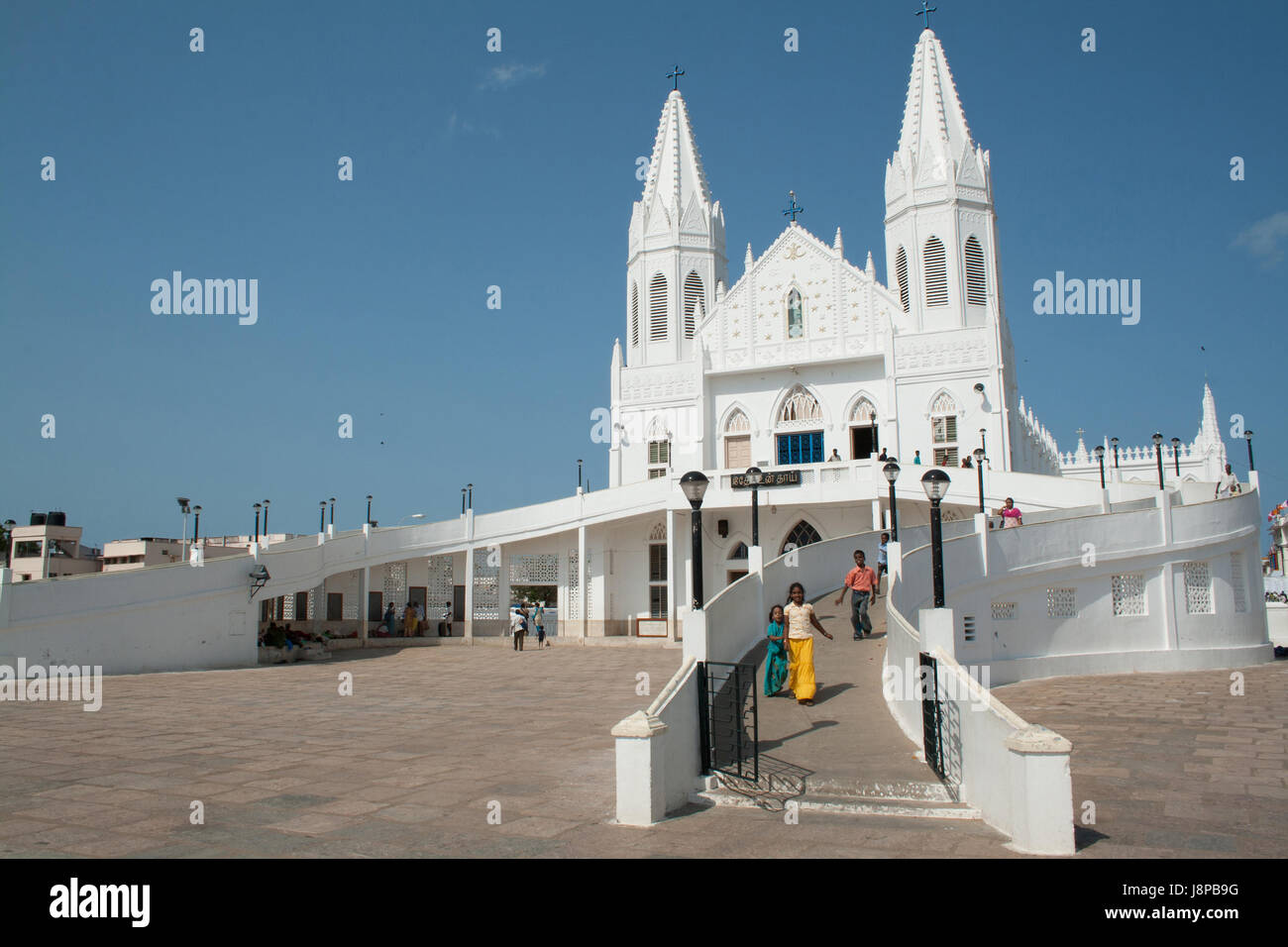 Vailankanni Kirche außen und Touristen, Tamil Nadu, Indien Stockfoto