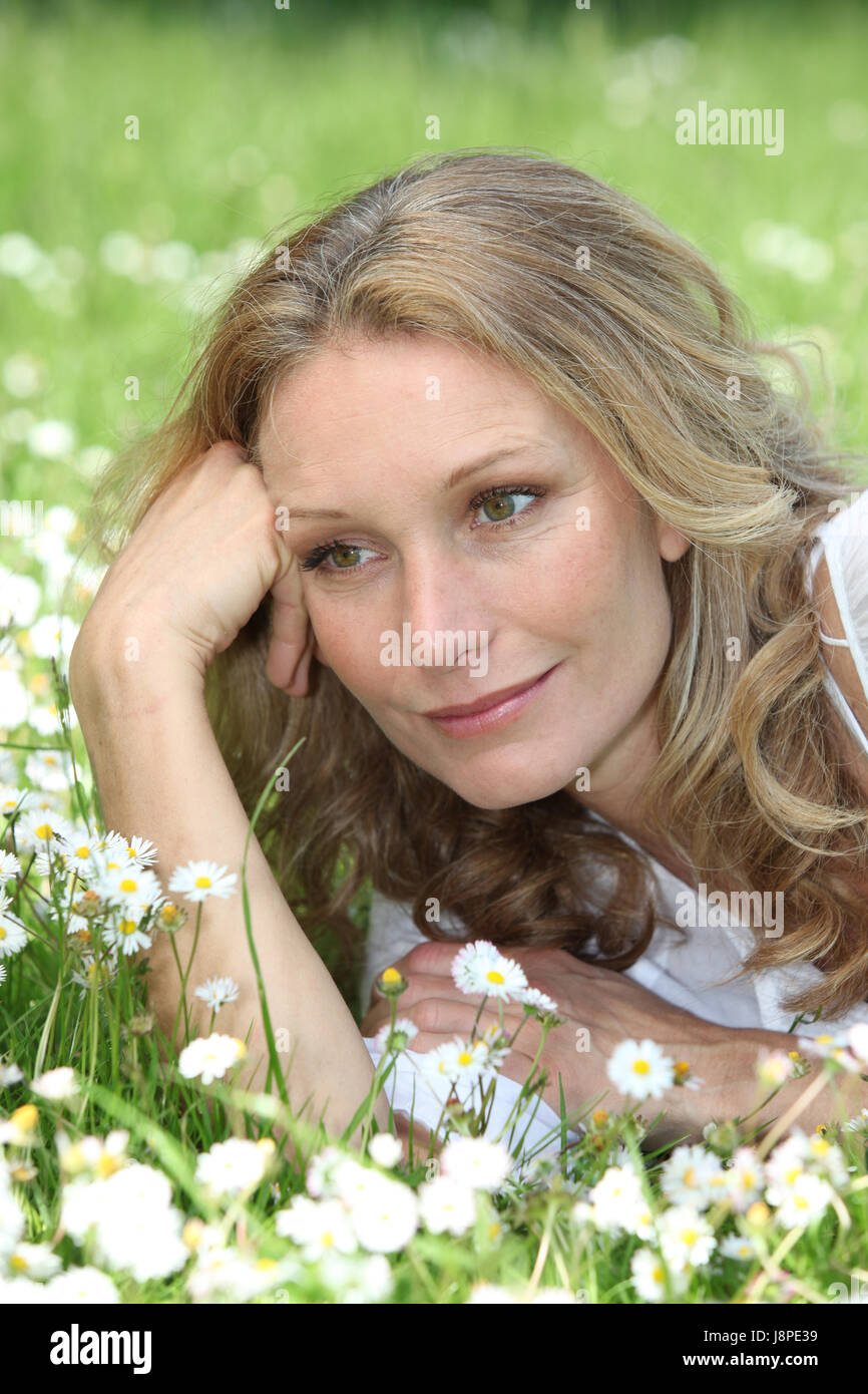 Frau, Weiblich, Feld, Person, Lüge, Lügen, Lügen, Erwachsener, Erwachsene, Wiese, Rasen, Stockfoto