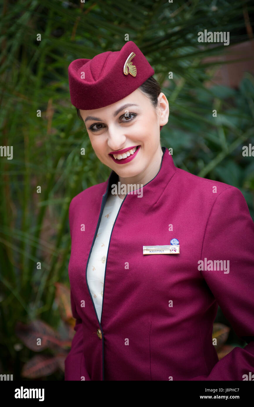 Attraktive Dame, Katar Flugbegleiter Flugbegleiter auf Zwischenstopp am Flughafen London Heathrow auf nächsten Flug nach Doha Katar. Stockfoto