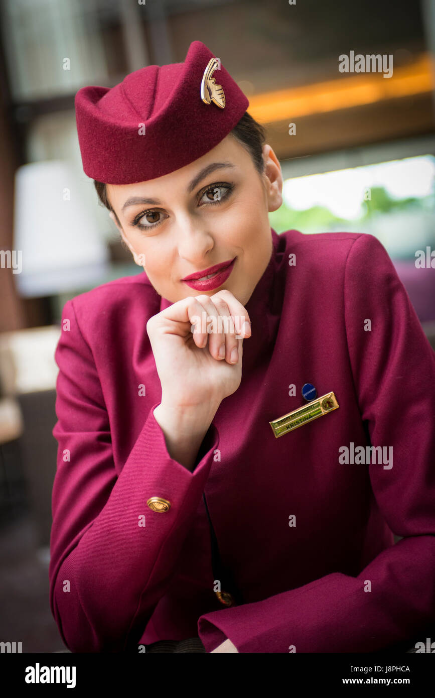 Attraktive Dame Katar Flugbegleiter Flugbegleiter Auf Zwischenstopp Am Flughafen London Heathrow Auf Nachsten Flug Nach Doha Katar Stockfotografie Alamy