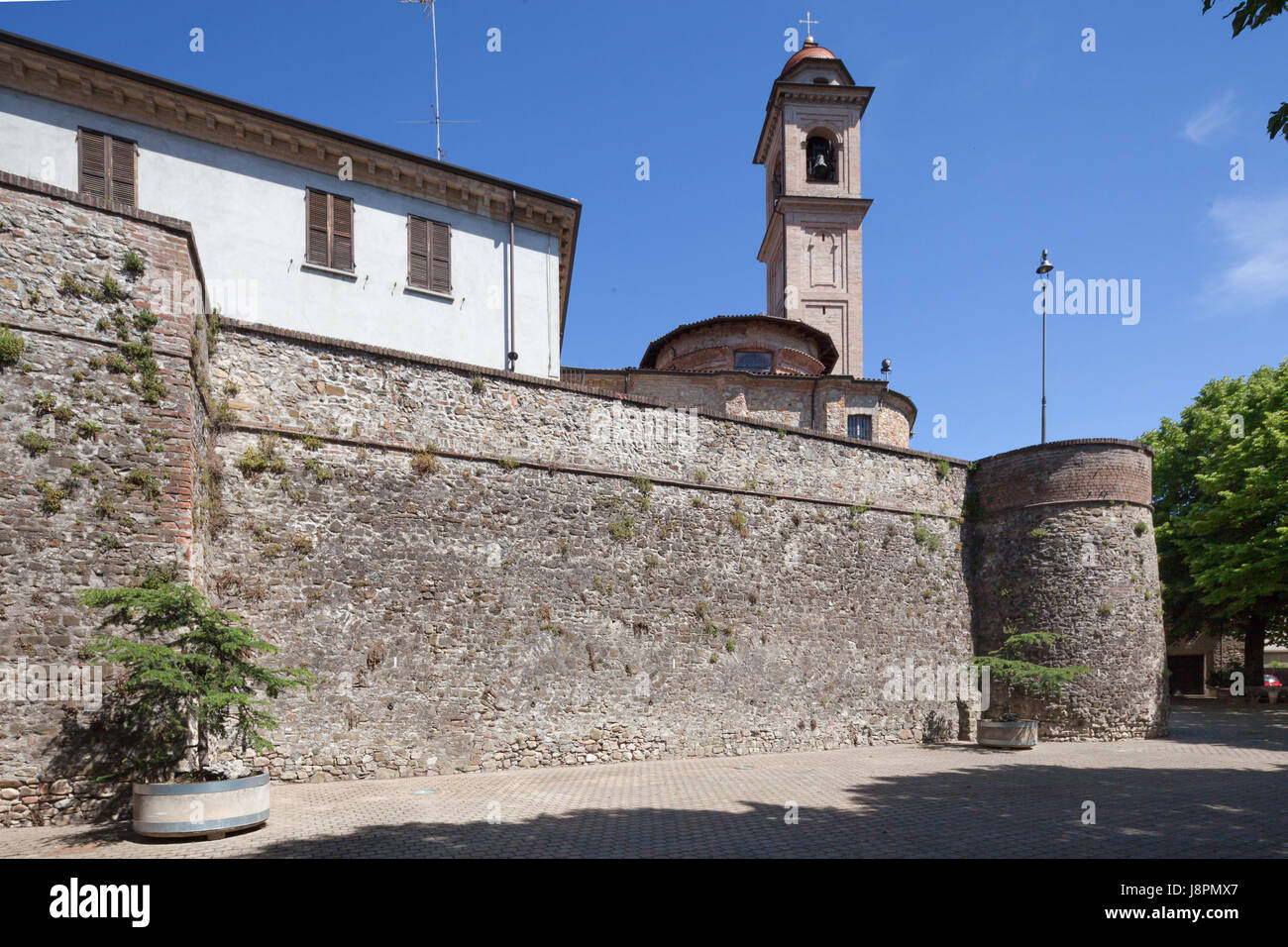 Spanische Wände mit den Turm der Chiesa San Pietro (St. Peter Church) im Hintergrund. Volpedo, Italien Stockfoto