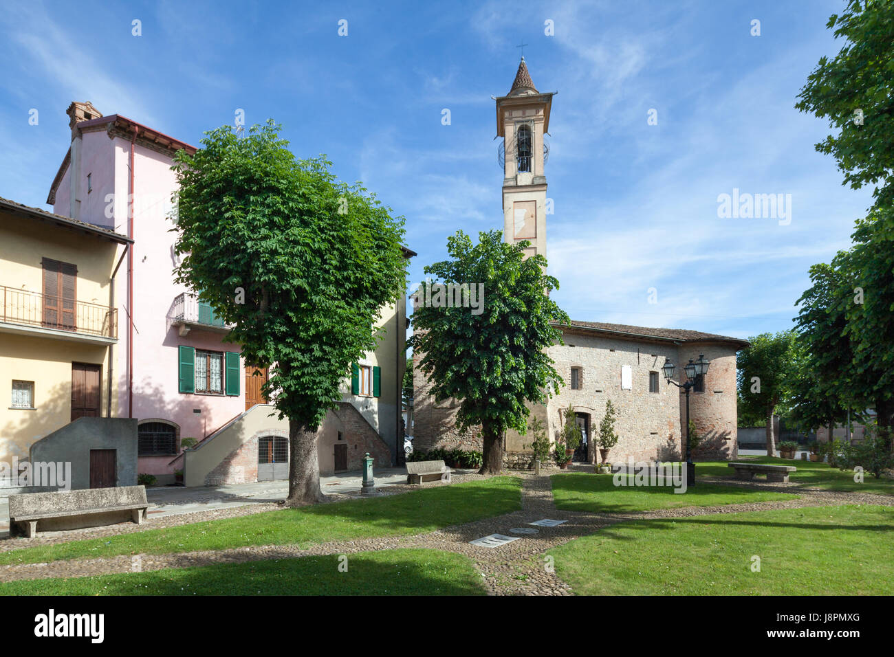 Ein Blick auf Casalnoceto mit der Chiesa di San Rocco (Kirche St. Rocco). Casalnoceto, Italien Stockfoto