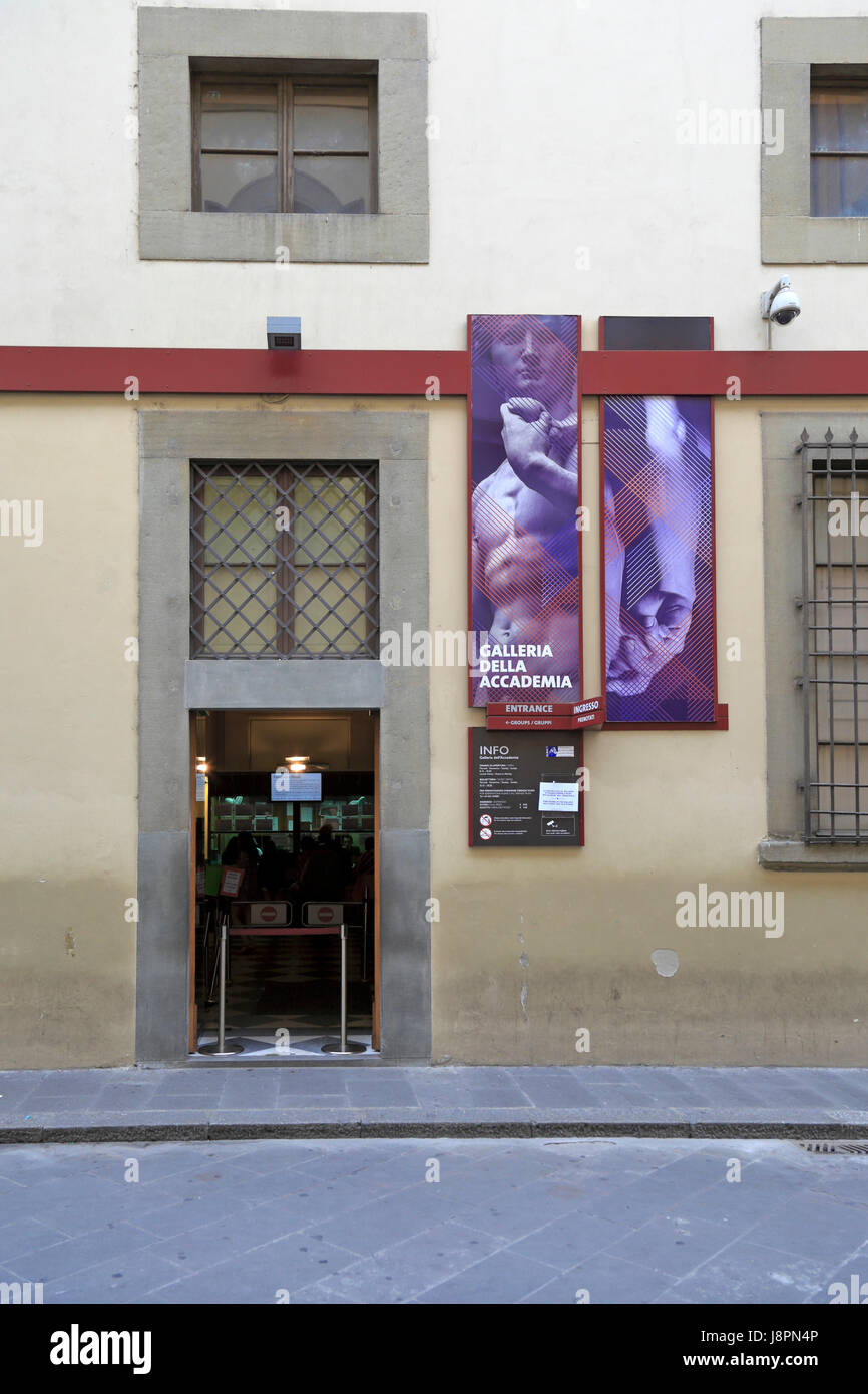 Eingang der Galleria Dell' Accademina oder die Galerie der Akademie, Heimat von Michelangelo Skulptur David, Via Ricasoli, Florenz, Toskana, Italien. Stockfoto
