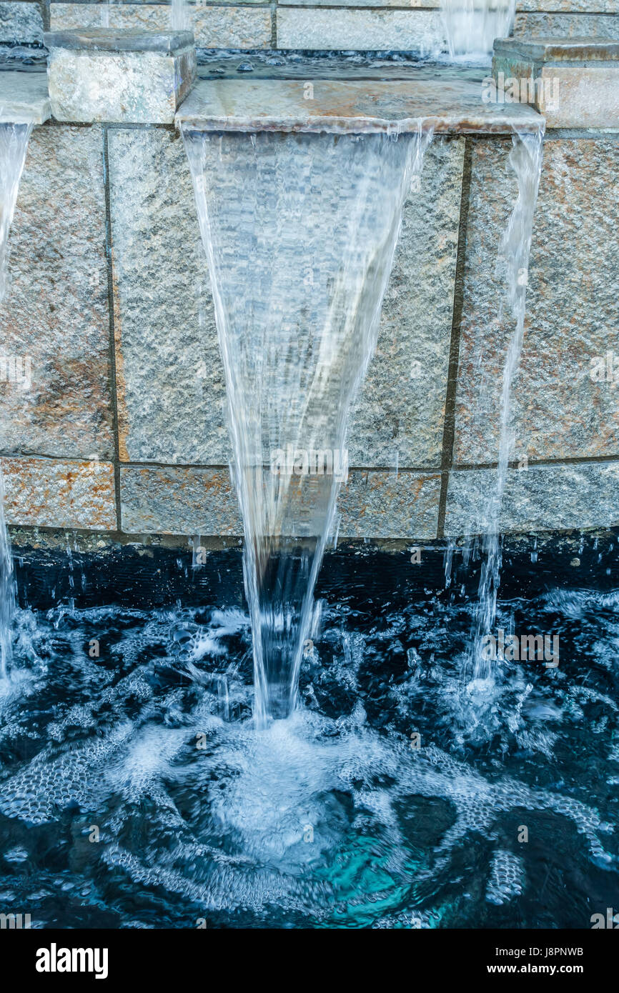 Viele Ströme von Wasser stürzen sich dieser Brunnen. Stockfoto