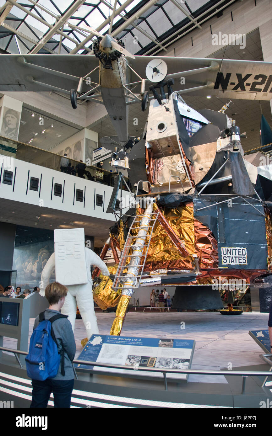 Ein Lunar-Modul, das Männer auf dem Mond im Apollo-Programm mit der Spirit of St. Louis oben an der NAT Air & Space Museum, Washington, DC gelandet. Stockfoto