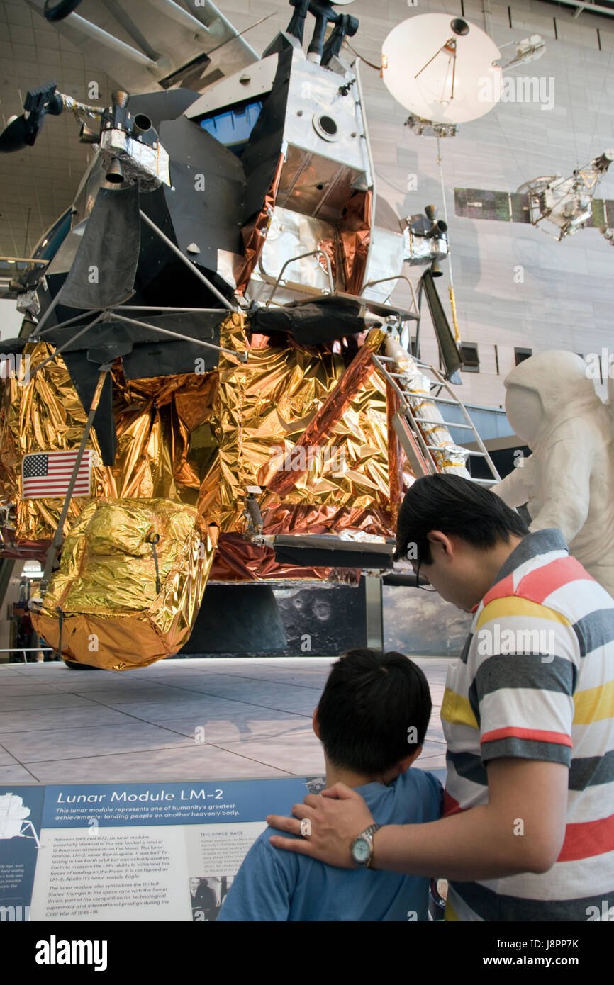 Vater und Sohn betrachten einer Mondlandefähre, die Männer auf dem Mond im Apollo-Programm an der NAT Air & Space Museum, Washington, DC gelandet. Stockfoto