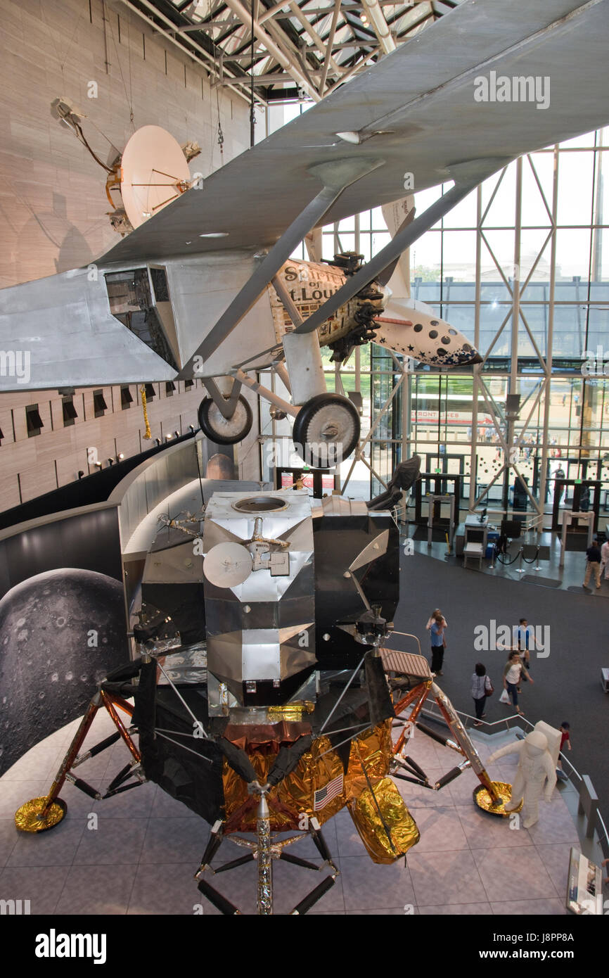 Lindberghs Spirit of St. Louis hängt über einer Mondlandefähre, die Männer auf dem Mond im Apollo-Programm NAT Air & Space Museum, Washington, DC gelandet. Stockfoto