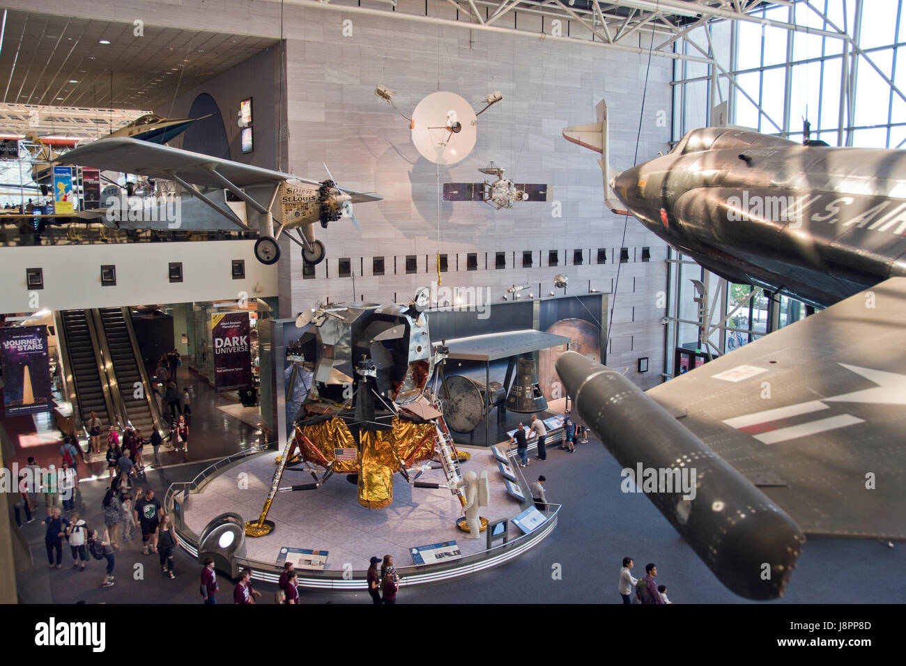 Lindberghs Spirit of St. Louis, eine Mondfähre Apollo und ein x-15 raketengetriebenes Flugzeug (R) bei der NAT Air & Space Museum, Washington, DC. Stockfoto