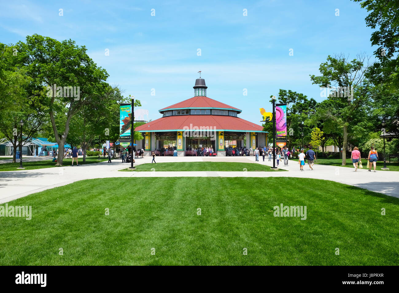 BROOKFIELD, ILLINOIS - 27. Mai 2017: Das Karussell im Brookfield Zoo. Die Fahrt ist eine beliebte Attraktion des Parks mit Familien und Kindern. Ein Banner ein Stockfoto