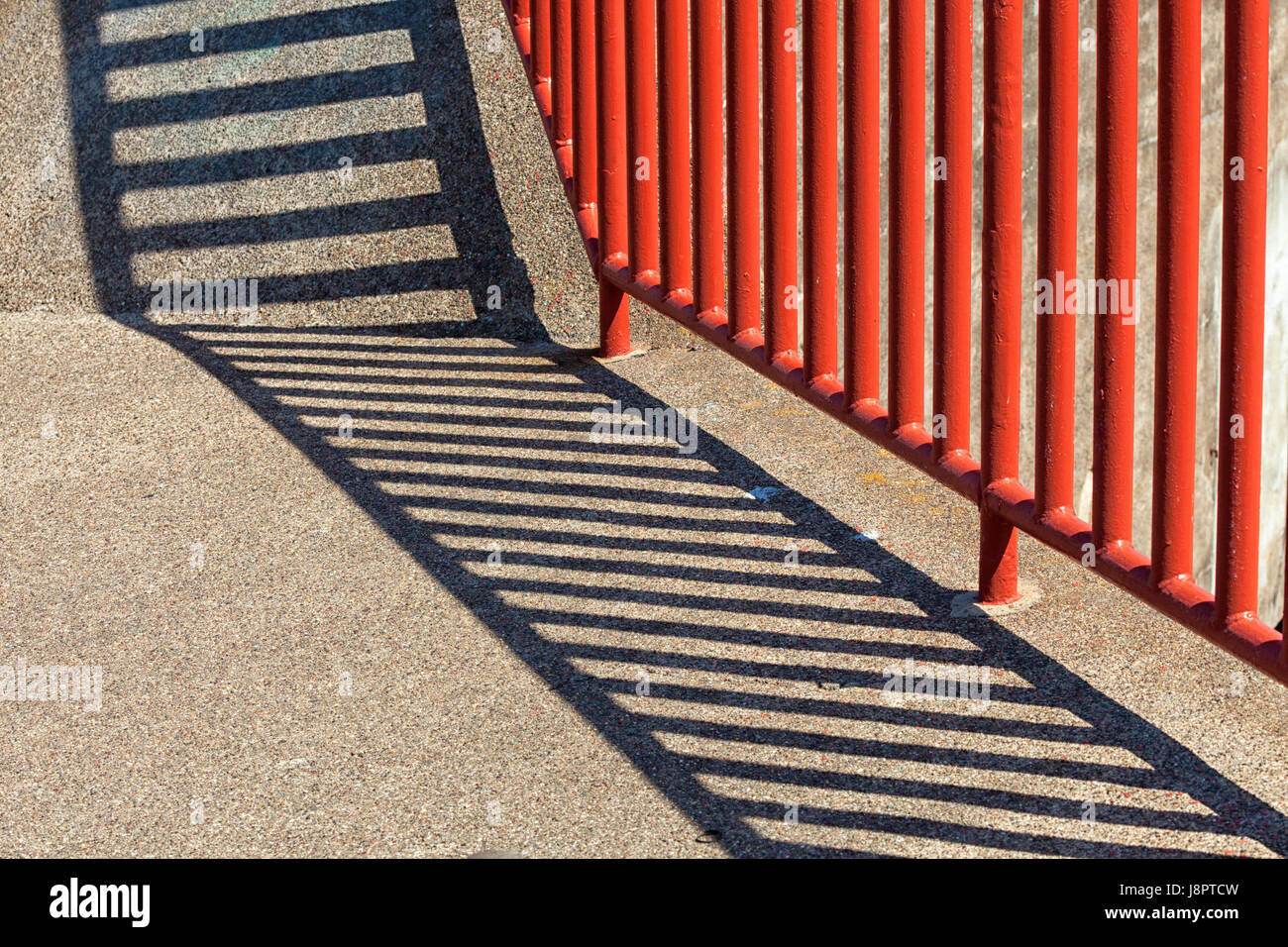 Roten Zaun und seinen Schatten Stockfoto