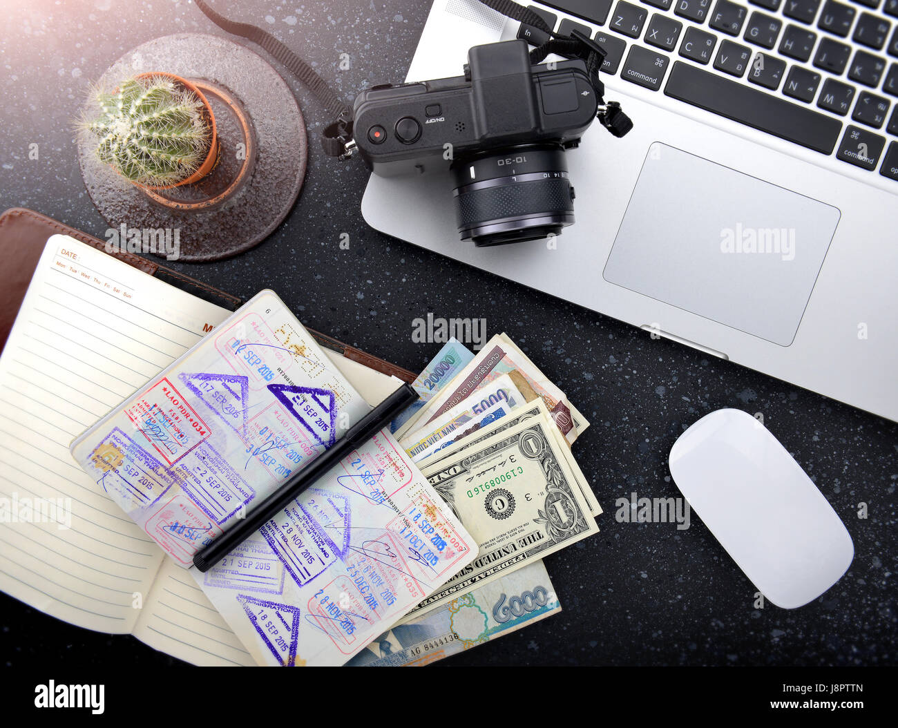 Tourismus-Plan-Desktop mit Pass und Geld für die Tour in Asien Foto mit Studiobeleuchtung. Stockfoto