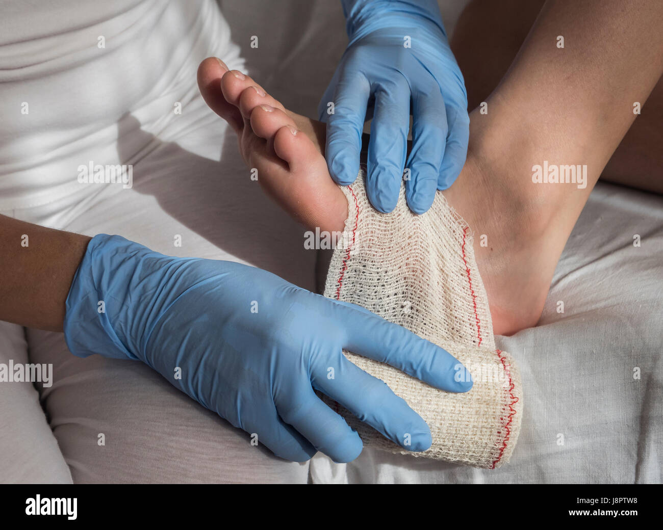 Nahaufnahme einer Krankenschwester Bandage auf Patientenfußes binden Stockfoto