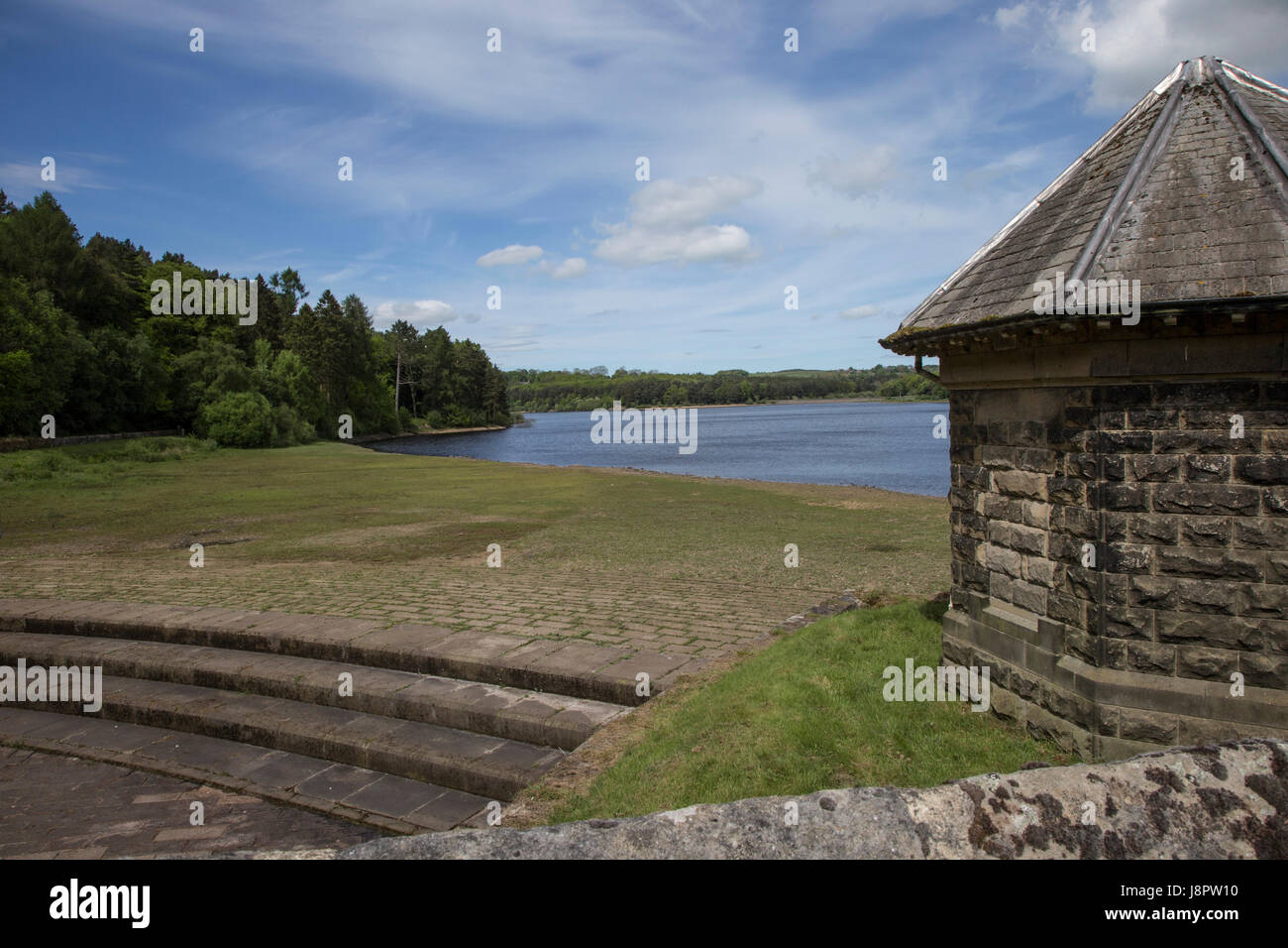 Die Wasserfläche Überlauf am Swinsty-Stausee am Fewston in North Yorkshire. Washburn-Tal. Wo Leeds sammelt das Wasser aus Stockfoto