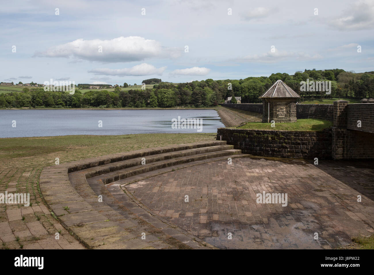 Die Wasserfläche Überlauf am Swinsty-Stausee am Fewston in North Yorkshire. Washburn-Tal. Wo Leeds sammelt das Wasser aus Stockfoto