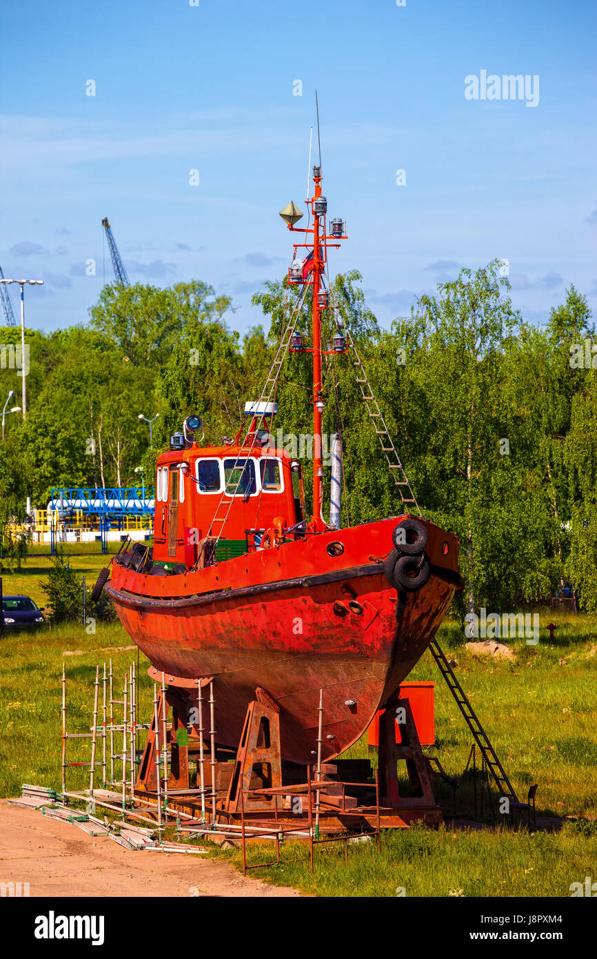 Lotsenboot sitzt im Trockendock zur Reparatur und Wartung. Stockfoto