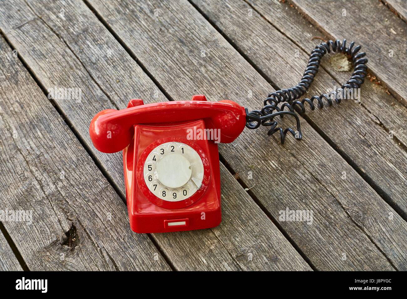 Altes Telefon auf Holzbrettern Stockfoto