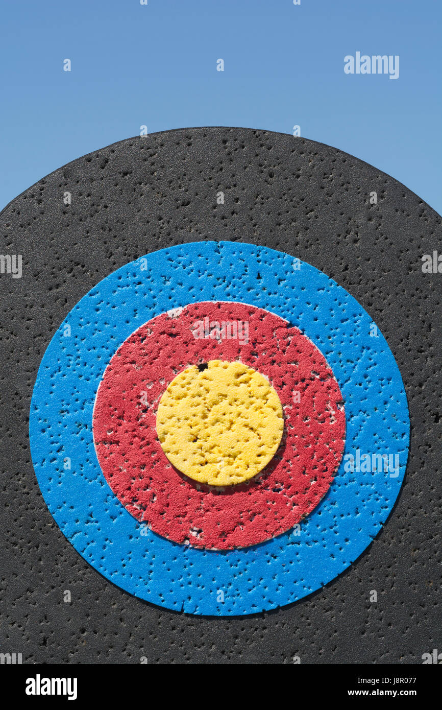 Zielscheibe mit gelben Bullauge und zahlreichen Pfeil Löcher gut genutzt. Metapher für viele Business-orientierte "soll"-Konzepten. Stockfoto