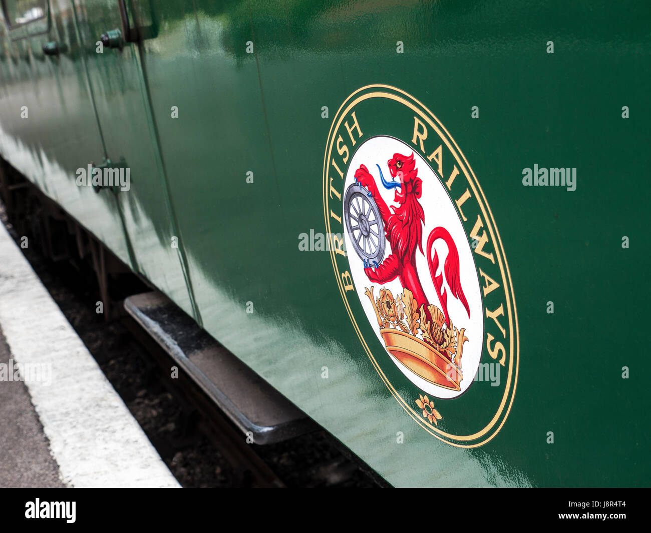 Logo der British Railways aus den 1950er Jahren auf der Seite des erhaltenen funktionierenden Zuges Schlitten Stockfoto