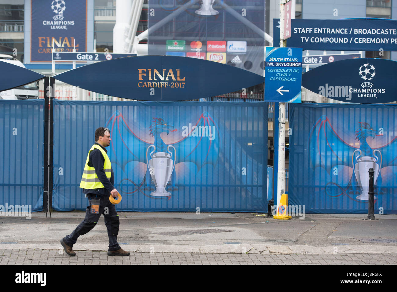 CARDIFF, WALES - 29 Mai: Arbeiter in der Nähe von das Fürstentum Stadion, das wird umbenannt National Stadium of Wales, am 29. Mai 2017 in Cardiff, Stockfoto