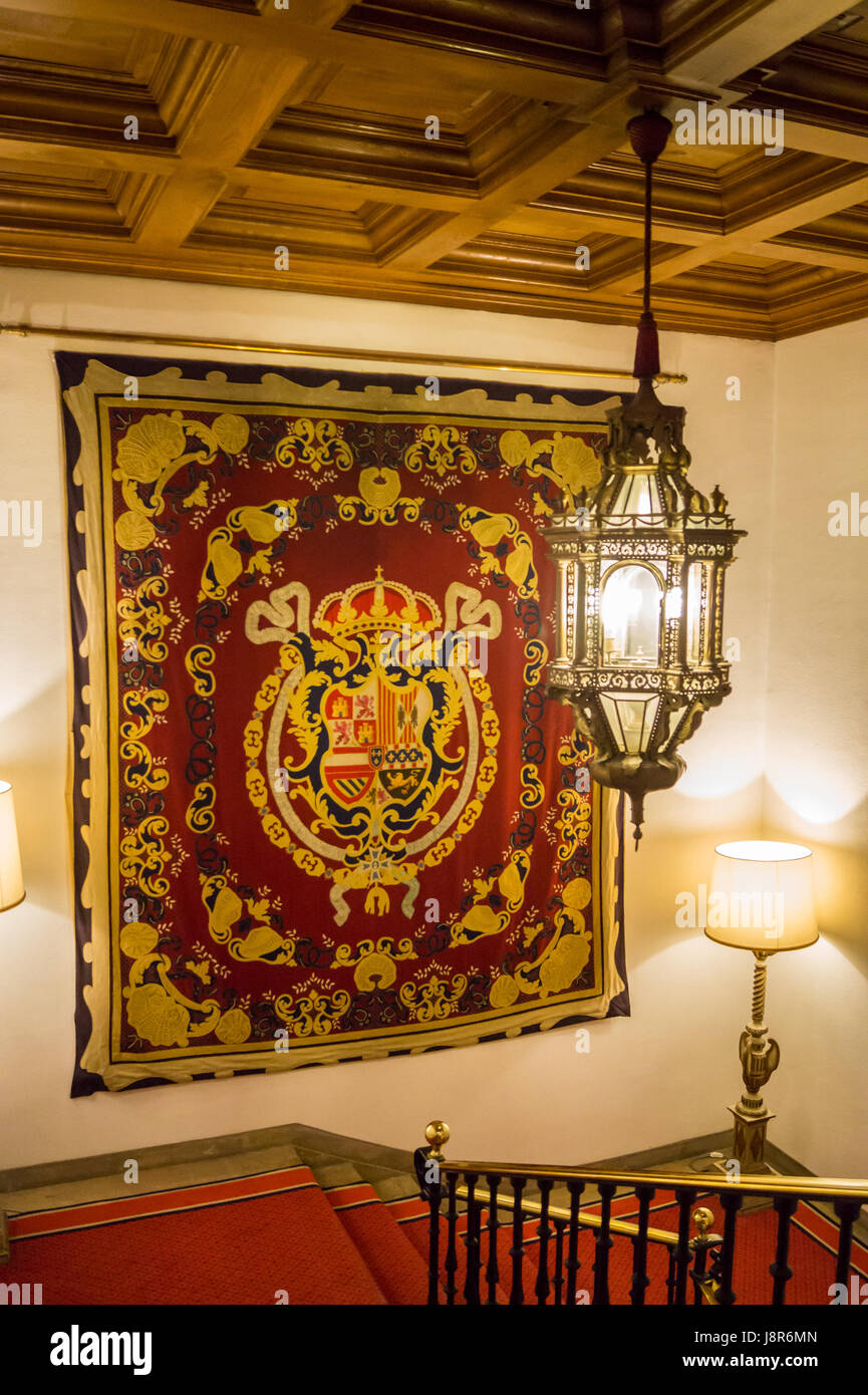 Wand in Form eines königlichen Wappens, Eurostars Hotel de la Reconquista 1752-70, Oviedo Asturias Spanien Stockfoto