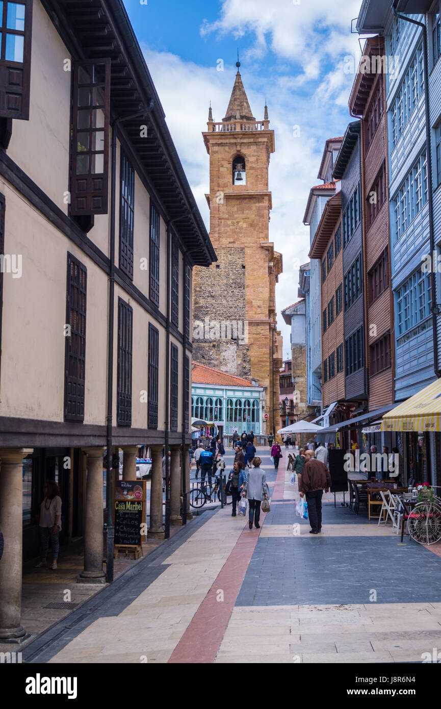 Kirche San Isidoro, 1587, und Mercado Fontan, Plaza De La Consitución, Oviedo, Asturien, Spanien Stockfoto