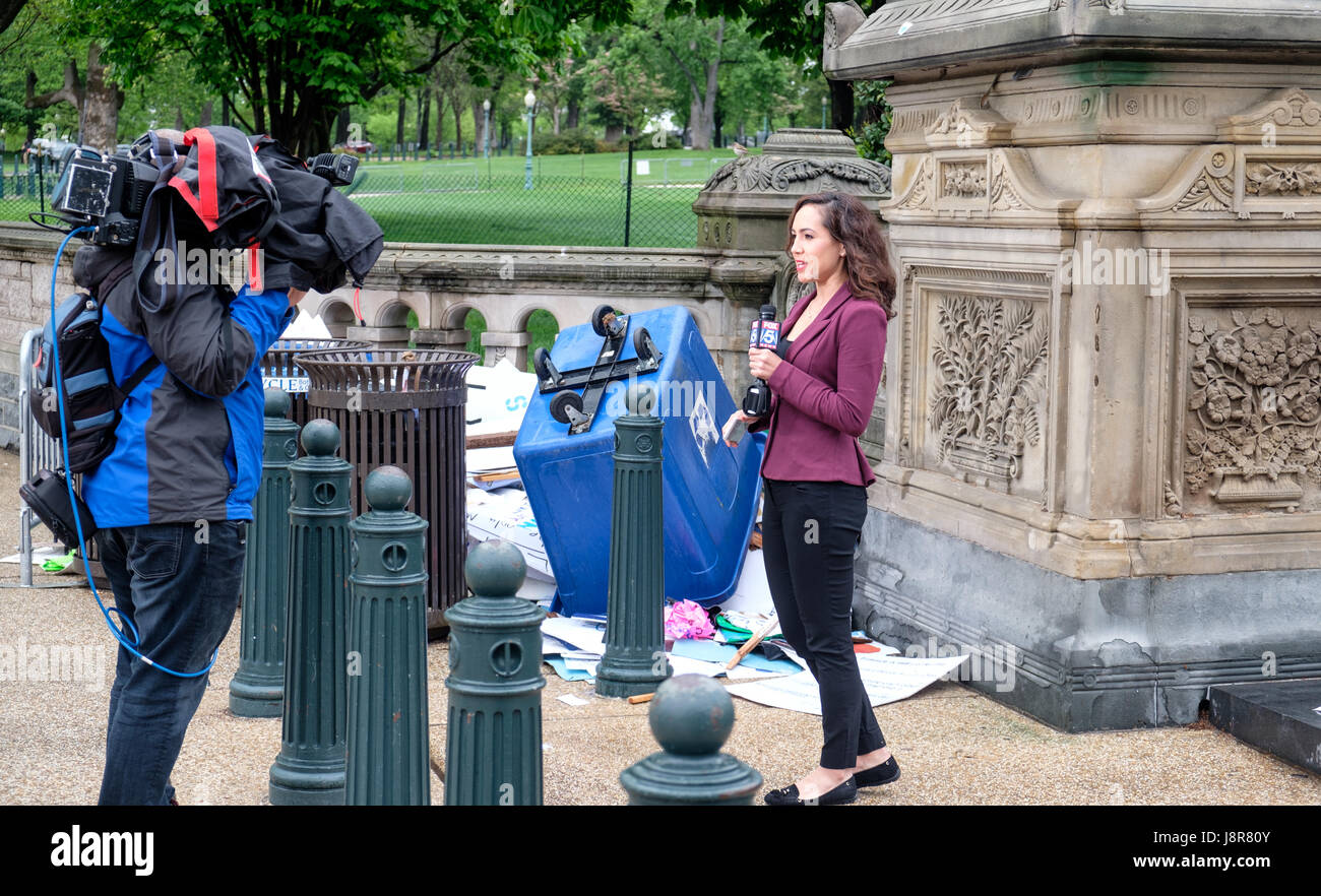 Fox News-Reporter nach dem Marsch zur Wissenschaft-Rallye am Earth Day, Washington DC, USA, 22. April 2017 Rundfunk. Stockfoto