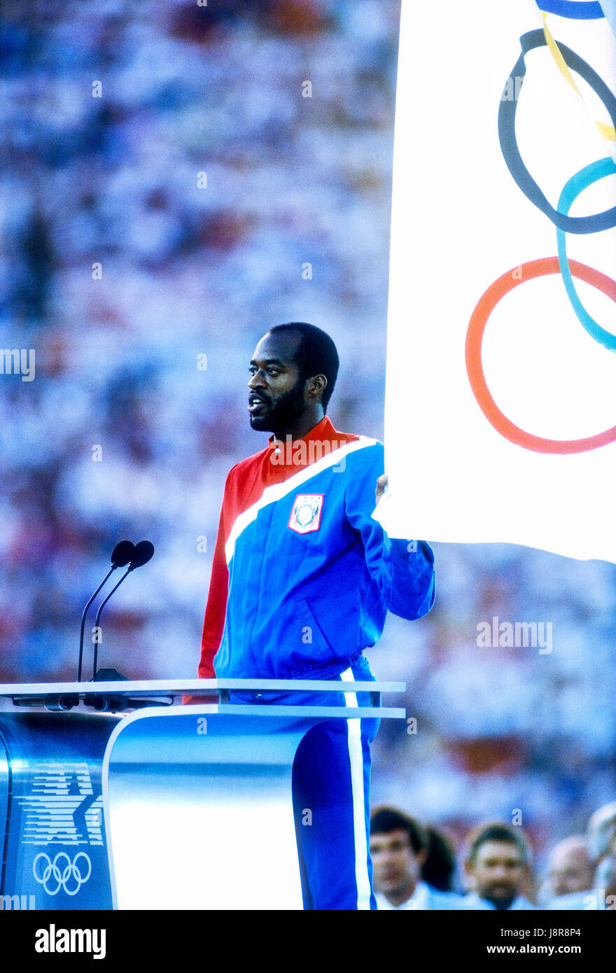 Edwin Moses (USA) nimmt den Eid der Athleten bei der Eröffnungsfeier der Olympischen Spiele 1984, Los Angeles, CA Stockfoto