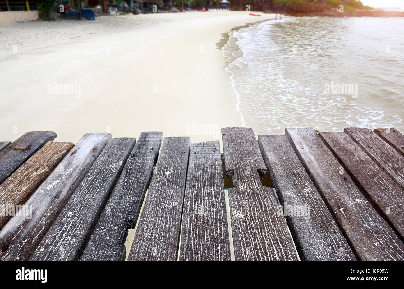 Meer aus Holz entspannen Brücke auf dem Morgen Zeit Foto in den frühen Morgen mit Sonnenaufgang dunkel und Lowlight unter bewölkten Beleuchtung. Stockfoto