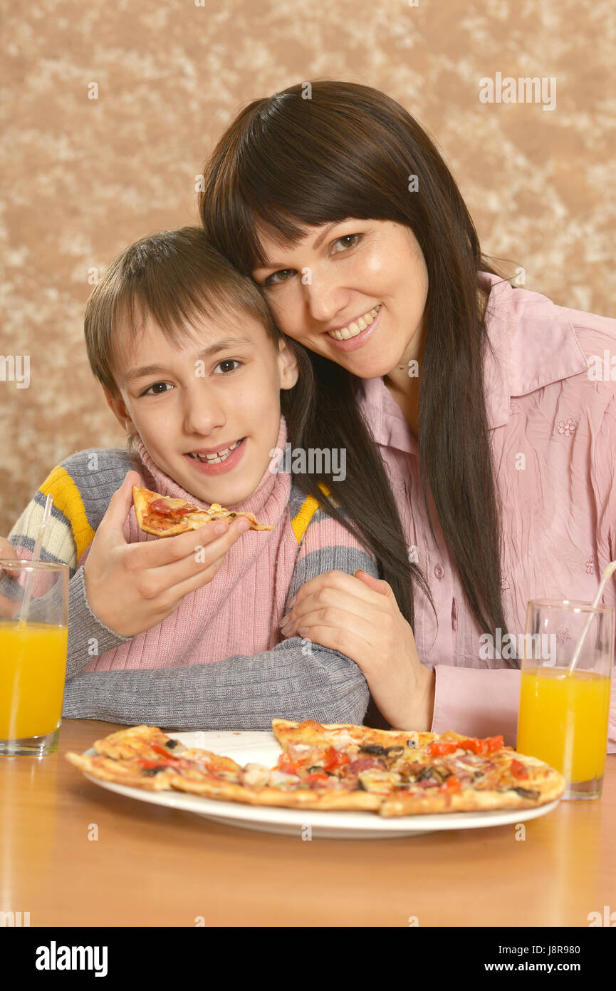 Mutter mit ihrem Sohn Pizza essen Stockfoto