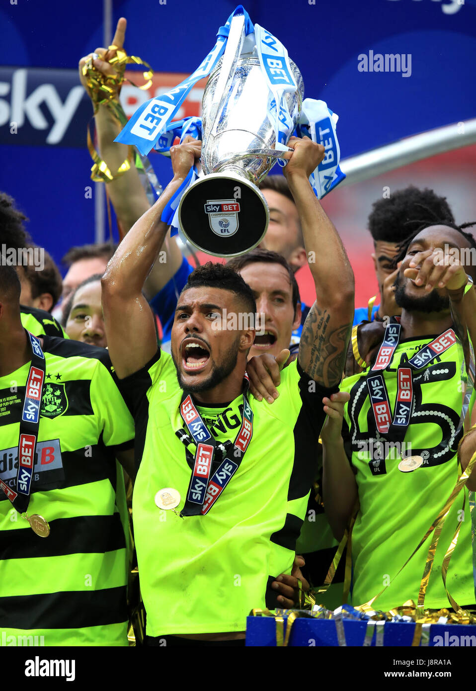 Huddersfield Town Elias Kachunga feiert mit der Trophäe nach dem Gewinn der Himmel Bet Meisterschaft Play-off-Finale im Wembley Stadium, London. Stockfoto