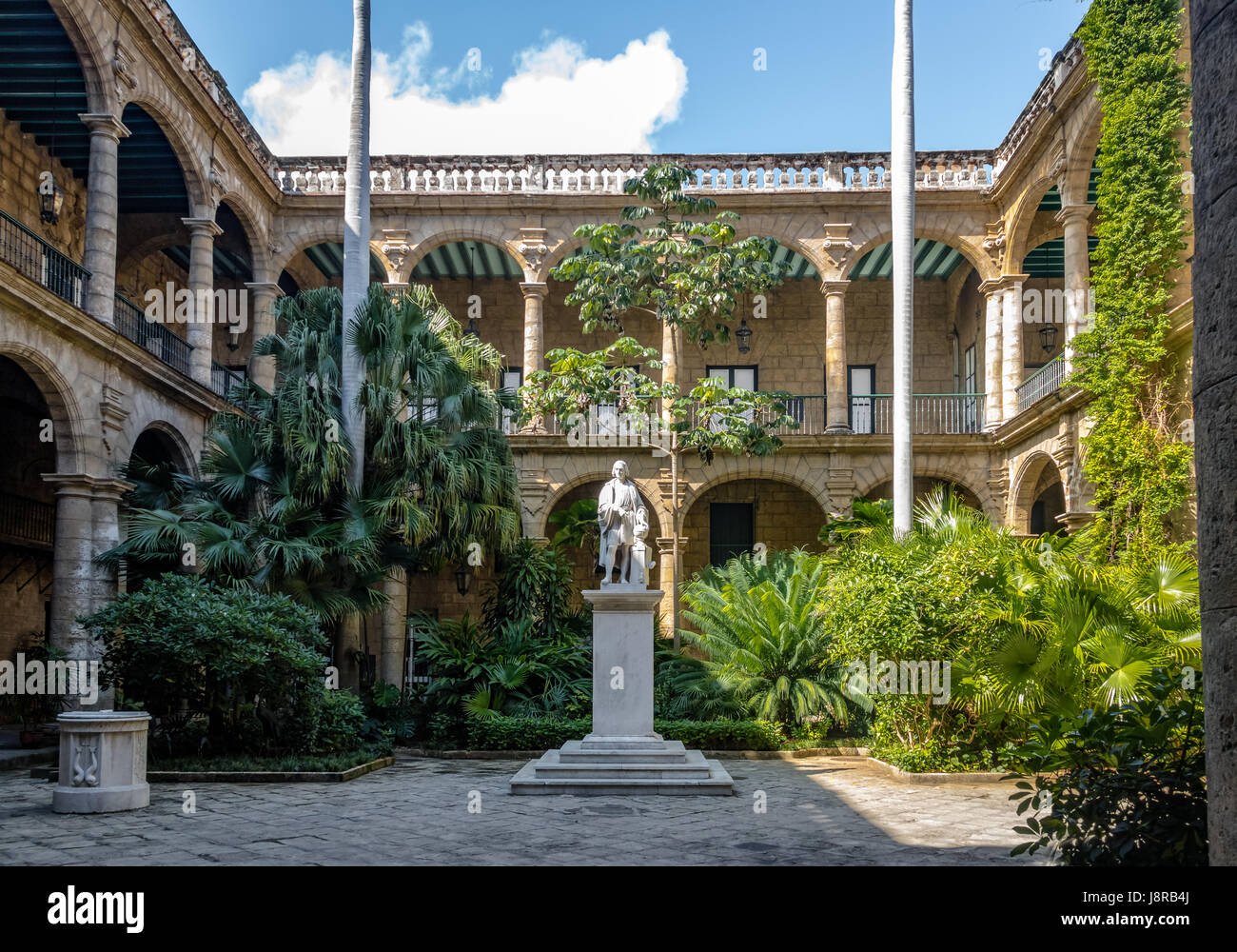 Innenhof des Palacio de Los Capitanes Generales (Gouverneur Palast) und dem Stadtmuseum am Plaza de Armas Square - Havanna, Kuba Stockfoto