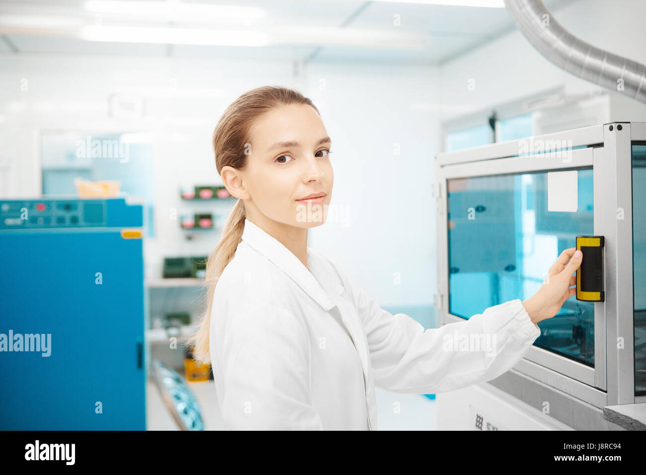 Frau im Labor mit Pipetten, Forscher Stockfoto
