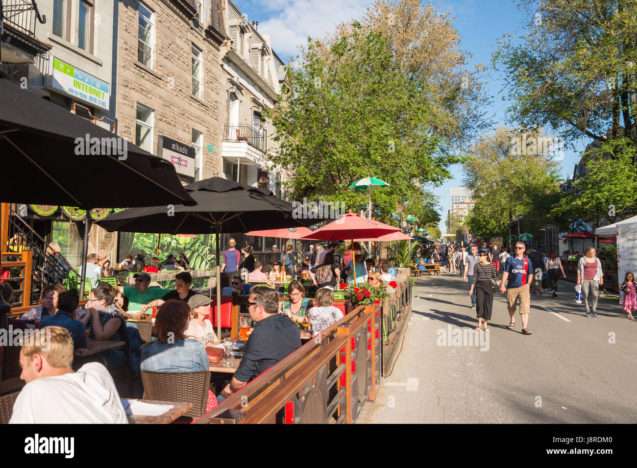 Montreal, CA - 27. Mai 2017: St-Denis-Straße verwandelte sich in eine Fussgängerzone-Zone während der Veranstaltung "Terrasses au Quartier Latin" Stockfoto