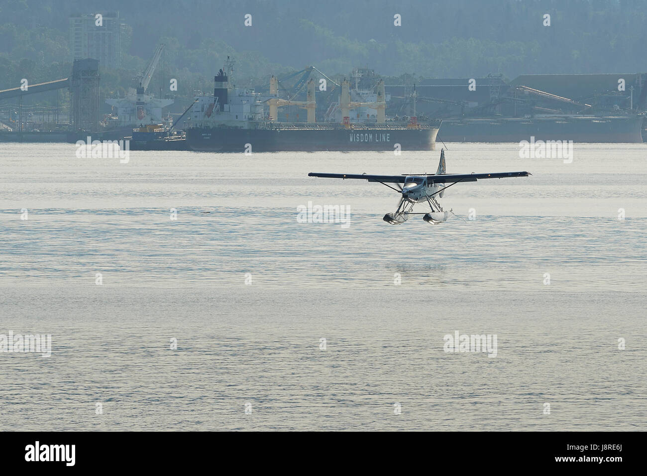 Saltspring Luft, (Harbour Air Wasserflugzeuge) de Havilland Canada DHC-3-T Turbo Otter Wasserflugzeug landen in Vancouver Hafen Flug Centre, BC, Kanada. Stockfoto