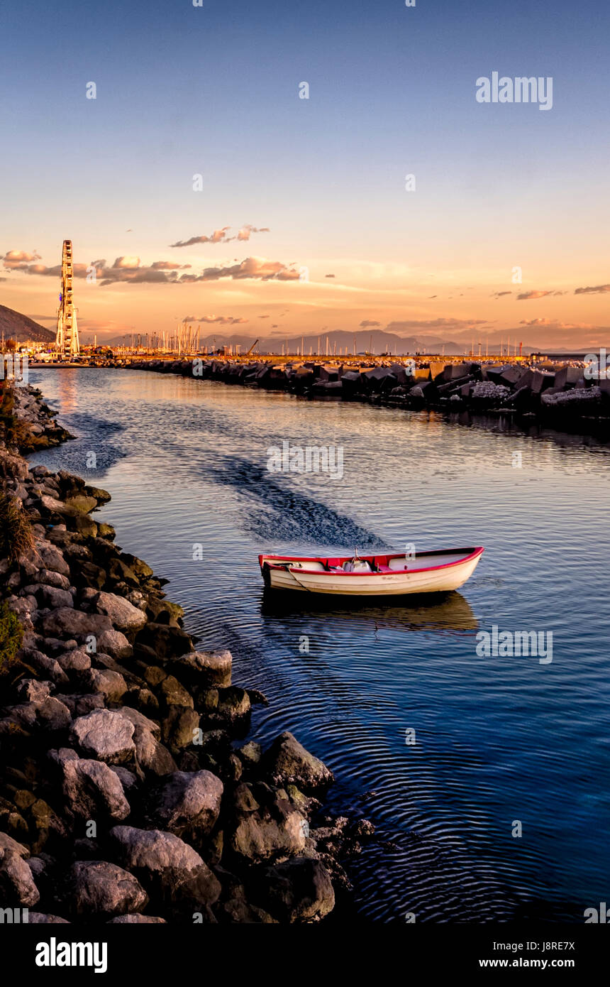 Ein Boot im Meer im Winter bei Sonnenuntergang Stockfoto